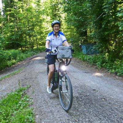 058 Auf schattigem Waldweg